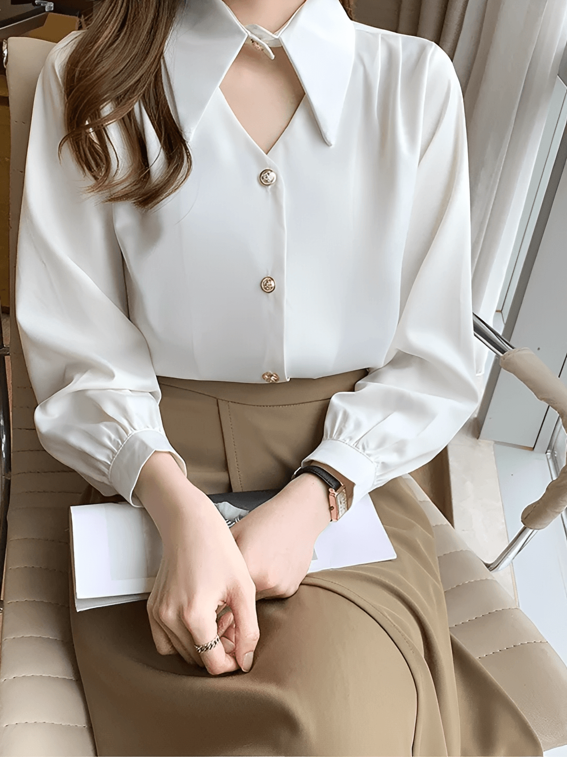 Camisa Acetinada Gola Lapela Alongada e Fecho Elegante no Pescoço – Luma