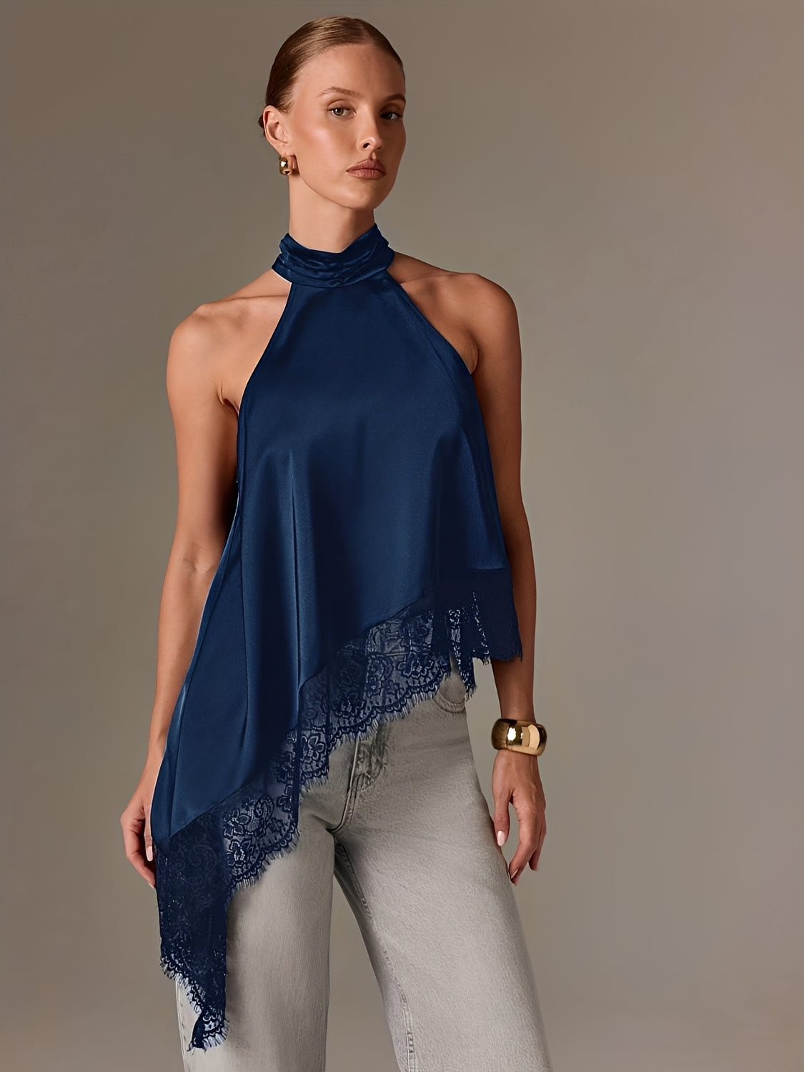 Blusa Halter Acetinada com Barra Assimétrica em Renda Delicada – Juma