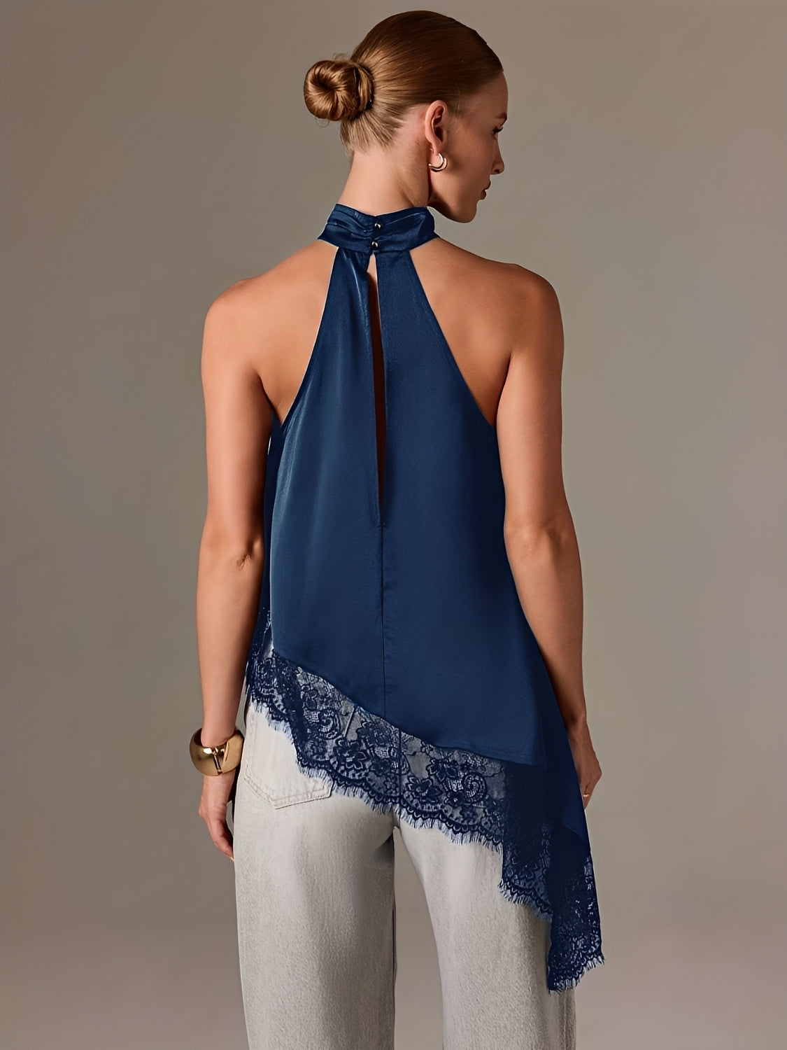 Blusa Halter Acetinada com Barra Assimétrica em Renda Delicada – Juma