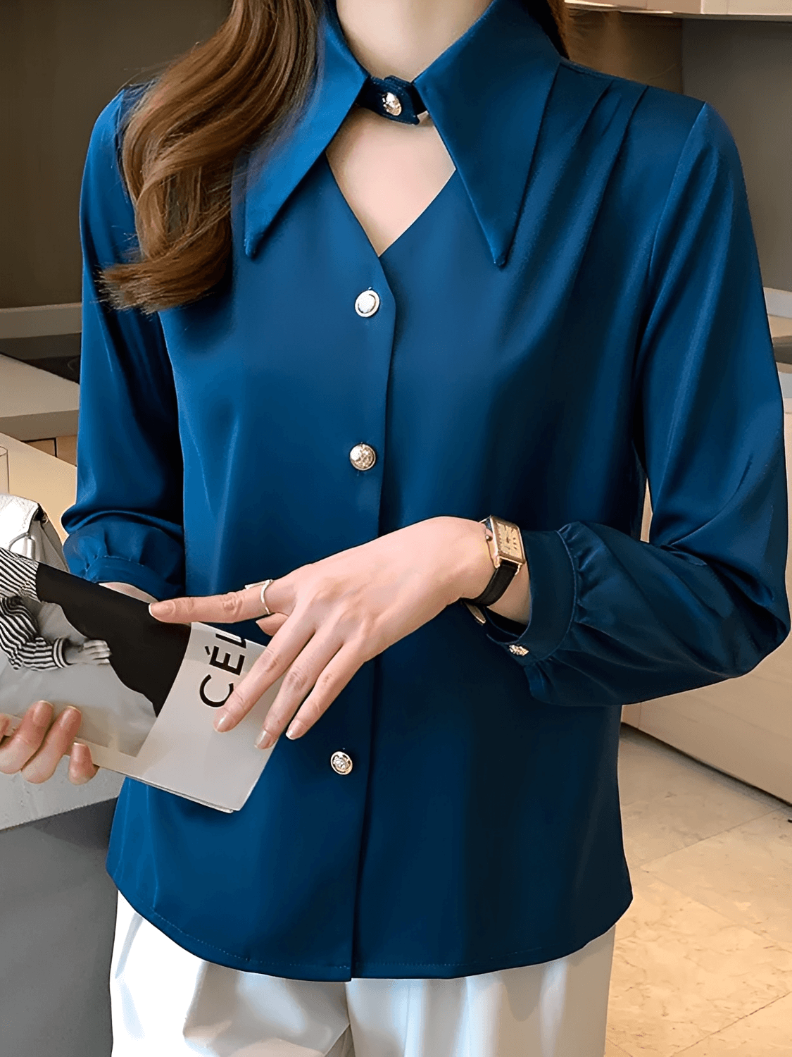Camisa Acetinada Gola Lapela Alongada e Fecho Elegante no Pescoço – Luma