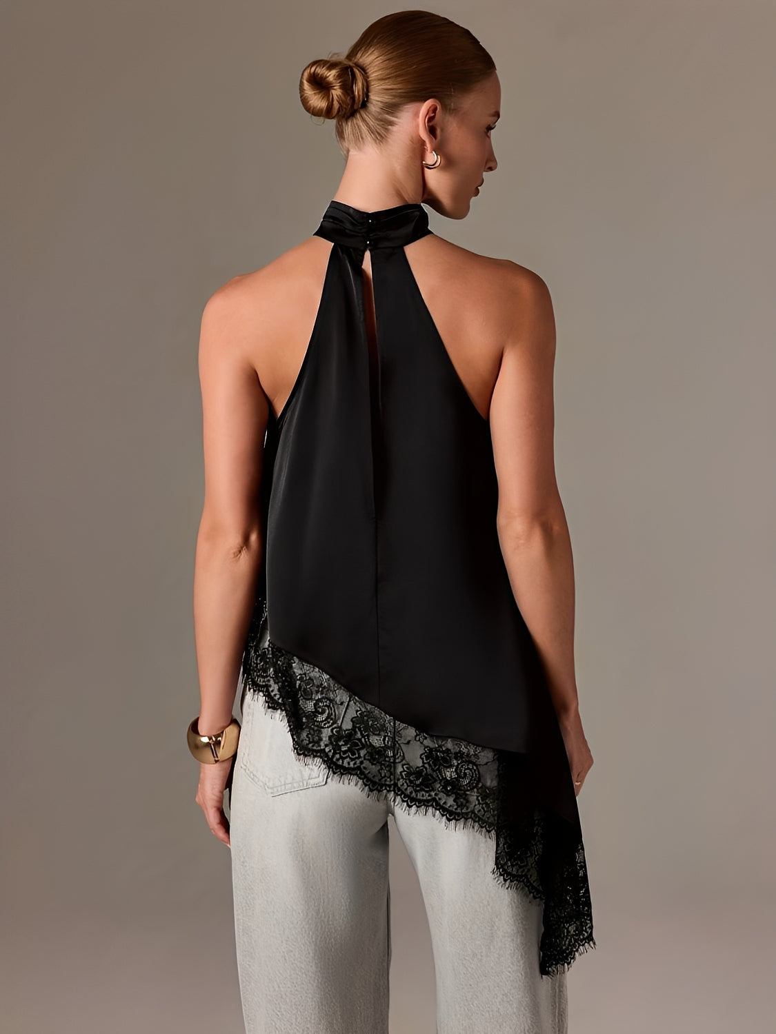 Blusa Halter Acetinada com Barra Assimétrica em Renda Delicada – Juma