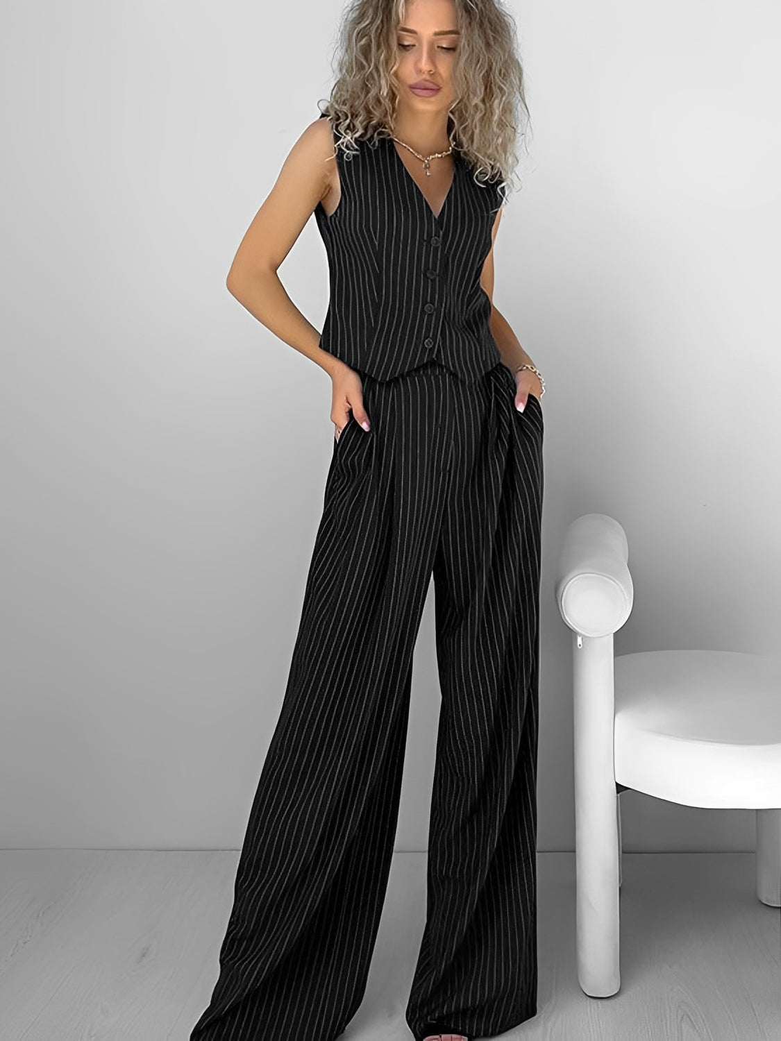 Conjunto Alfaiataria Risca de Giz Colete com Botões e Calça Pantalona - Miz