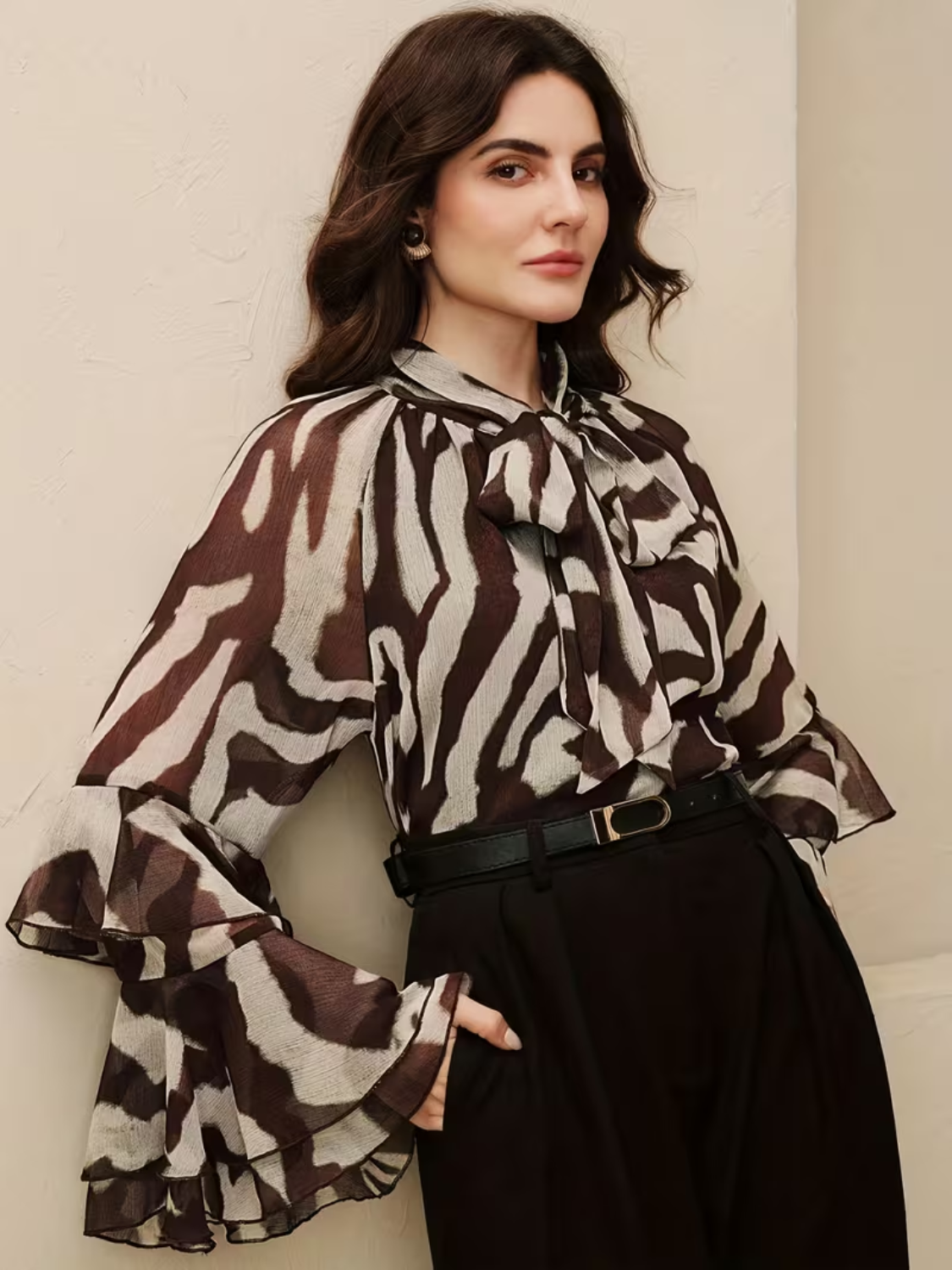Blusa Chiffon Estampada com Gola Laço e Mangas em Camadas – Mari