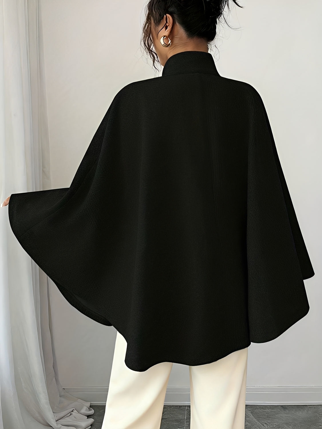 Casaco Poncho Evasê Estruturado com Cinto Faixa e Gola Alta Elegante – Geneva