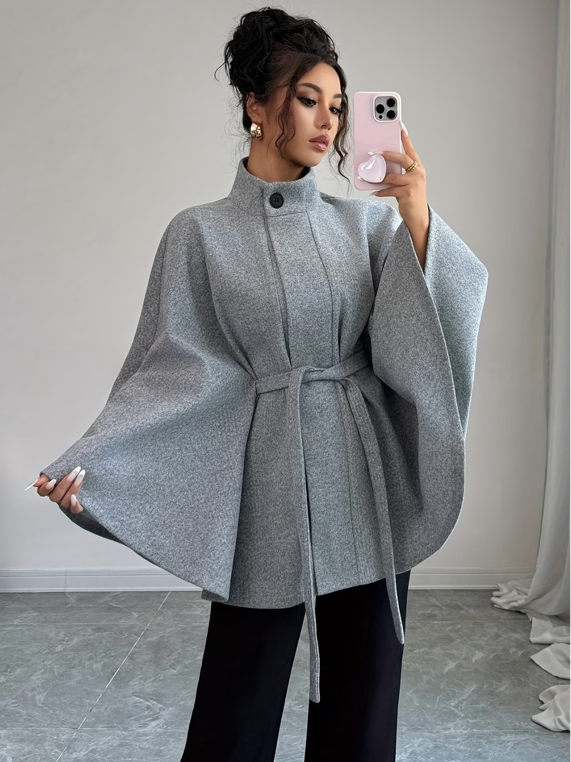 Casaco Poncho Evasê Estruturado com Cinto Faixa e Gola Alta Elegante – Geneva