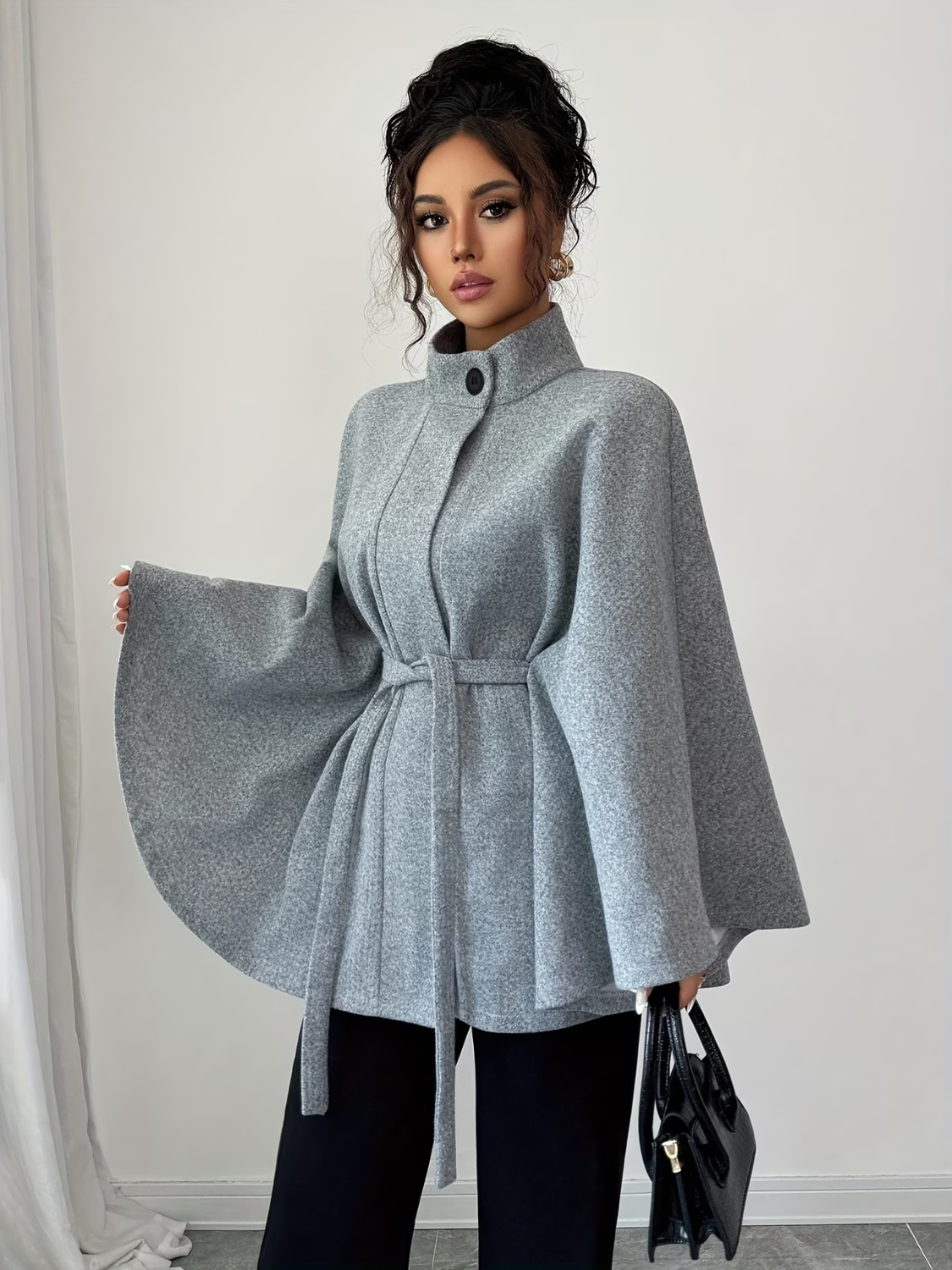 Casaco Poncho Evasê Estruturado com Cinto Faixa e Gola Alta Elegante – Geneva