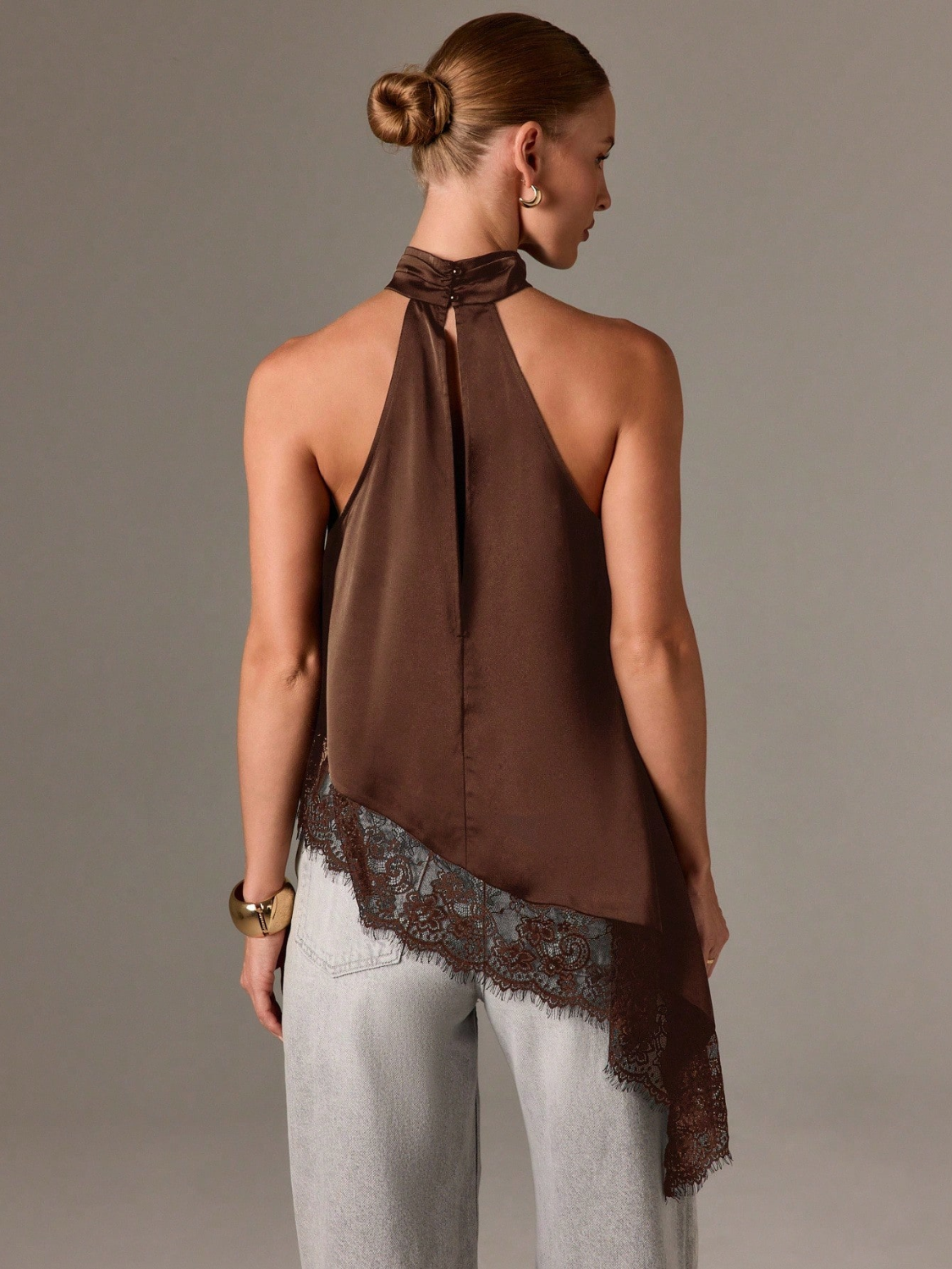 Blusa Halter Acetinada com Barra Assimétrica em Renda Delicada – Juma