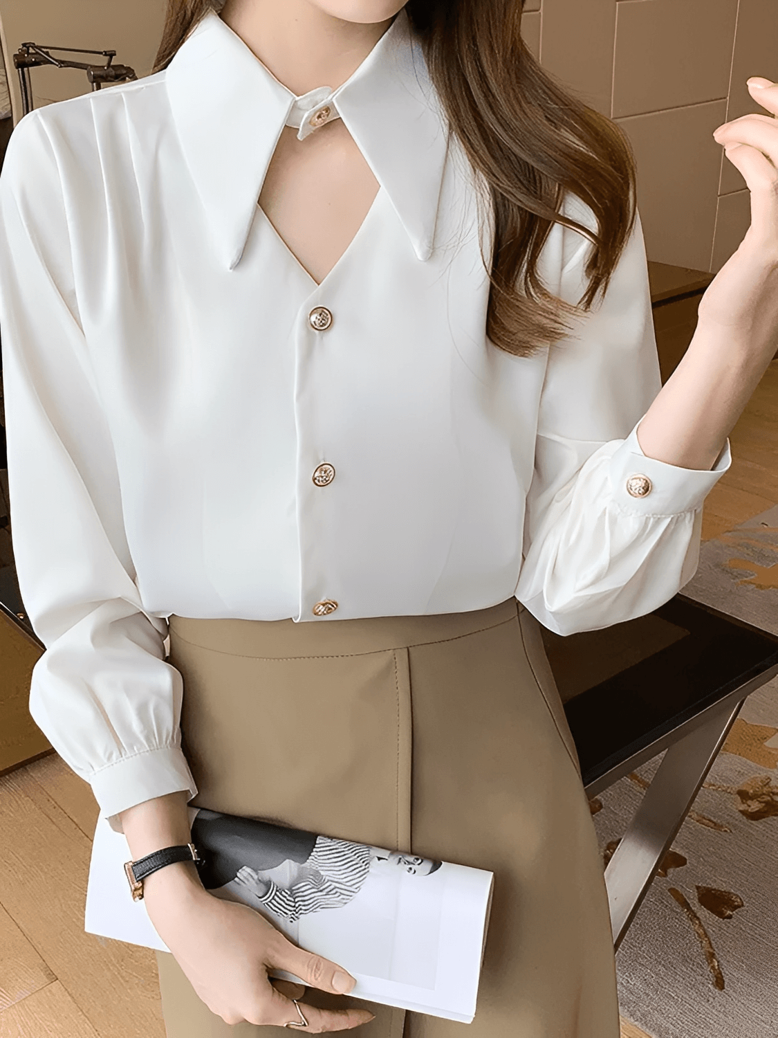 Camisa Acetinada Gola Lapela Alongada e Fecho Elegante no Pescoço – Luma