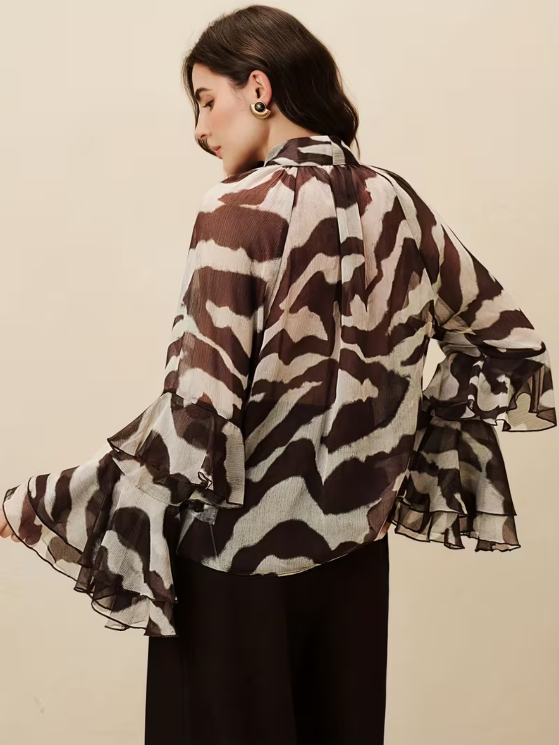 Blusa Chiffon Estampada com Gola Laço e Mangas em Camadas – Mari