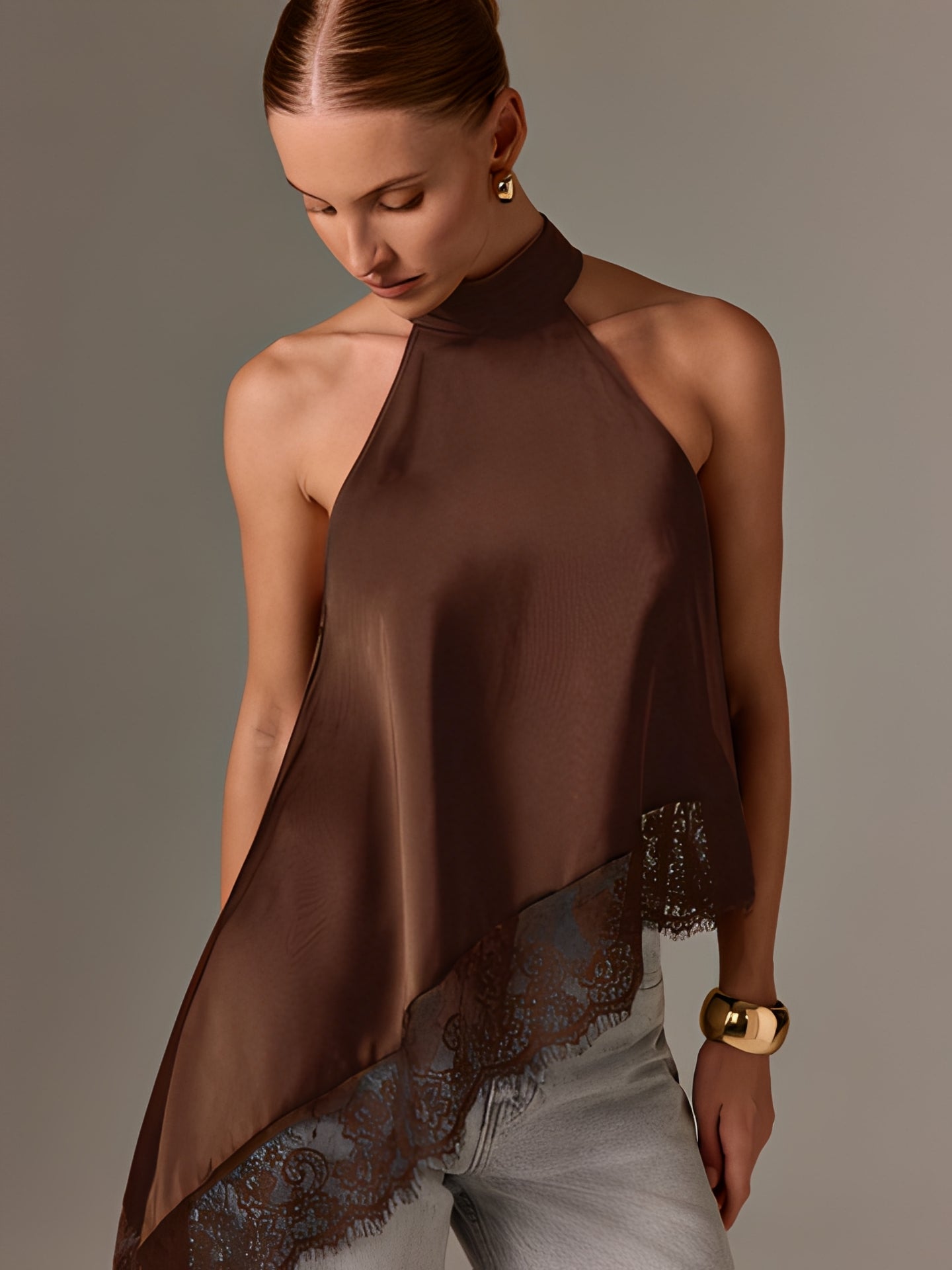 Blusa Halter Acetinada com Barra Assimétrica em Renda Delicada – Juma