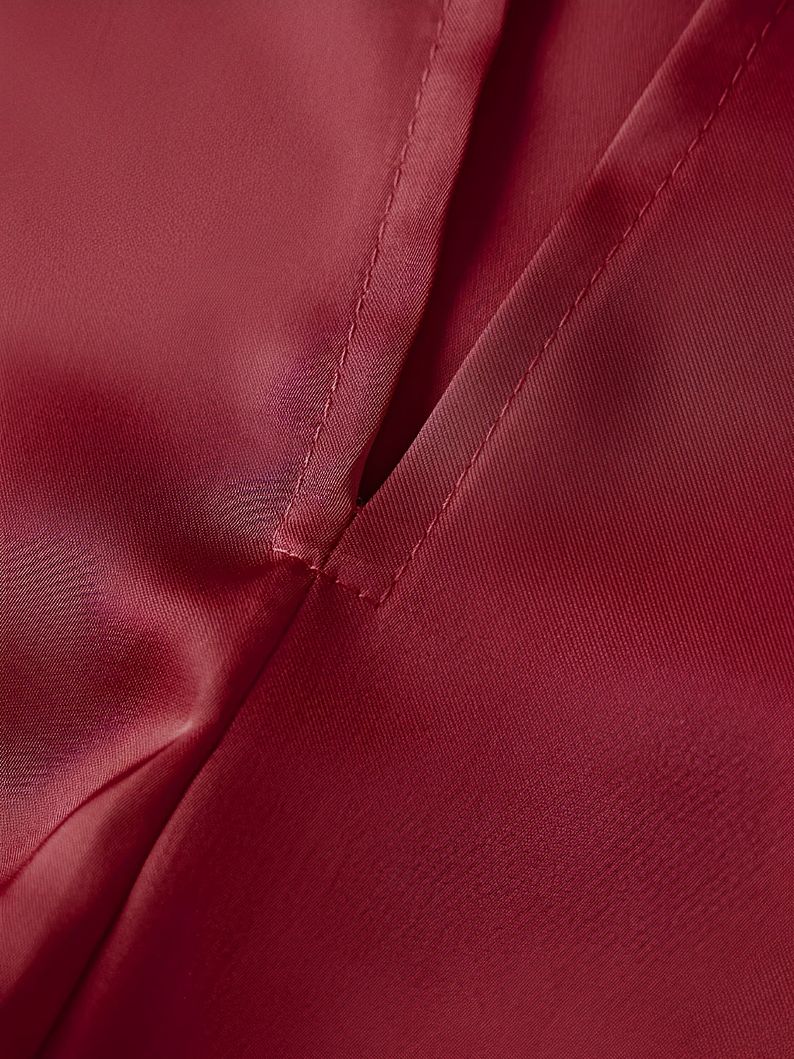 Blusa Halter Acetinada com Barra Assimétrica em Renda Delicada – Juma