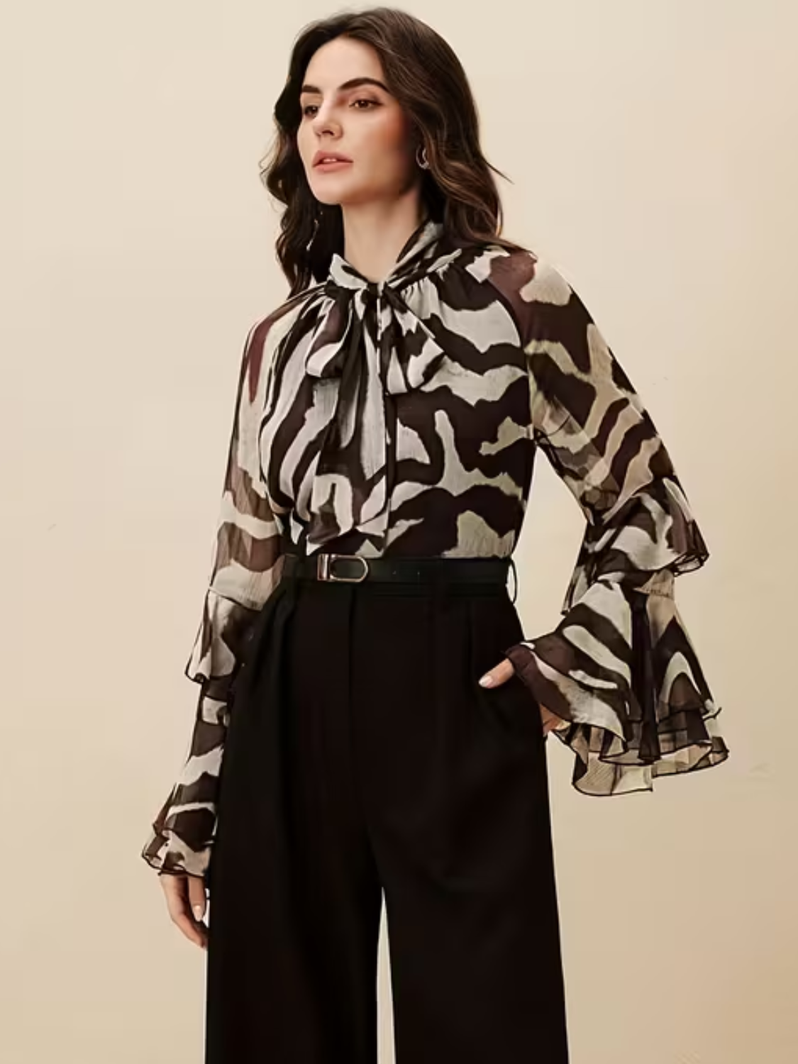 Blusa Chiffon Estampada com Gola Laço e Mangas em Camadas – Mari