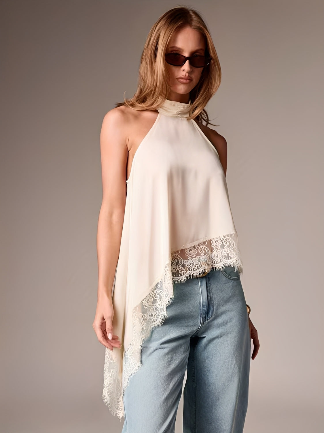 Blusa Halter Acetinada com Barra Assimétrica em Renda Delicada – Juma
