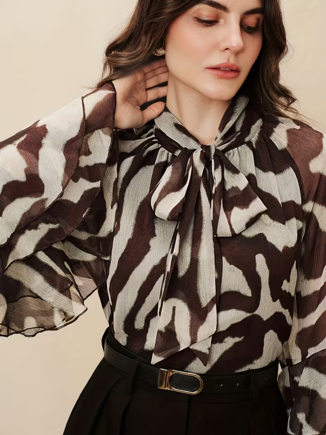 Blusa Chiffon Estampada com Gola Laço e Mangas em Camadas – Mari