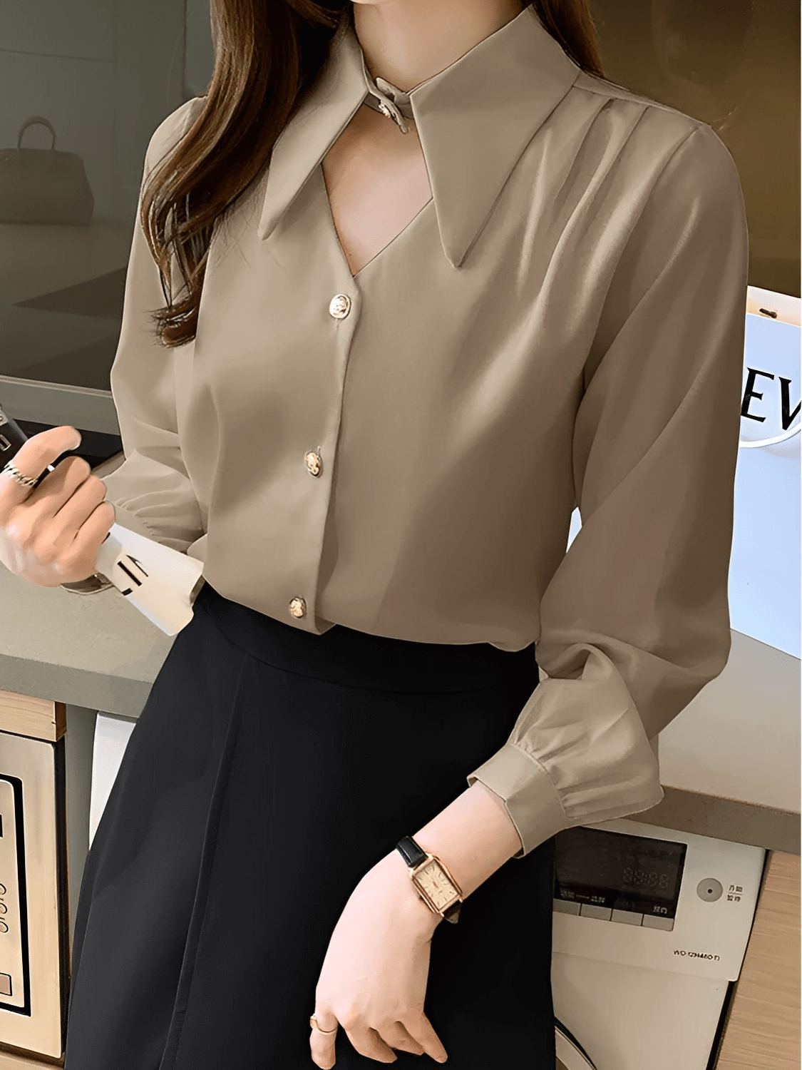 Camisa Acetinada Gola Lapela Alongada e Fecho Elegante no Pescoço – Luma