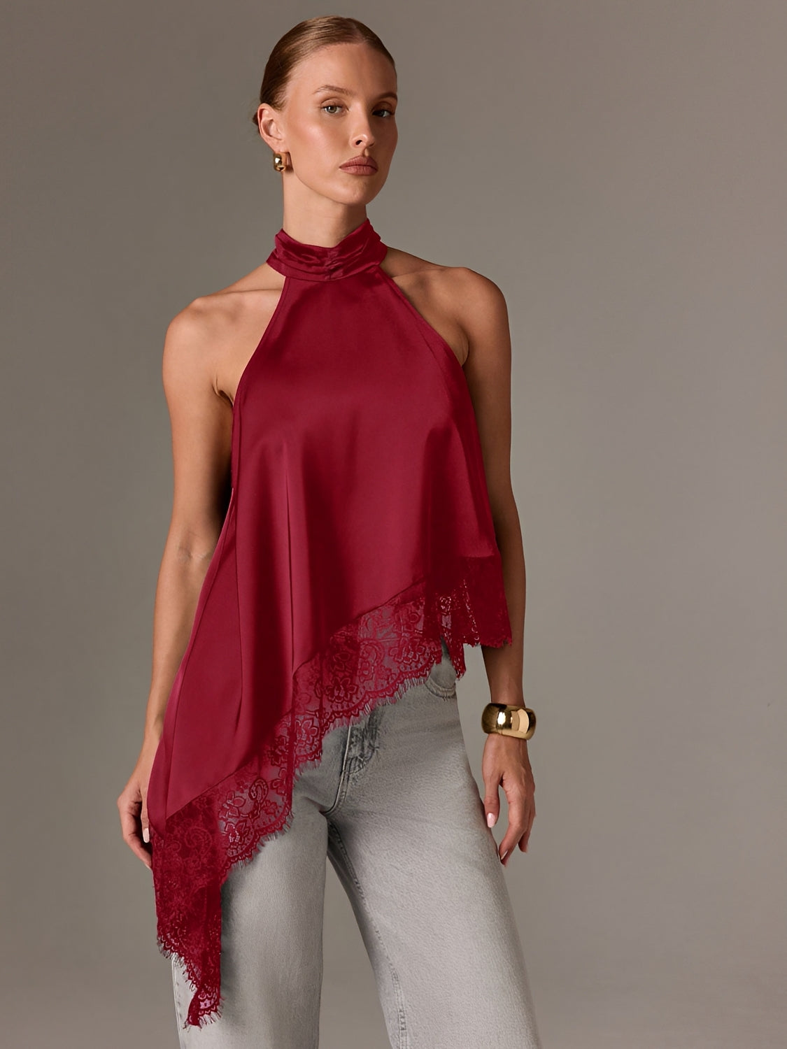 Blusa Halter Acetinada com Barra Assimétrica em Renda Delicada – Juma