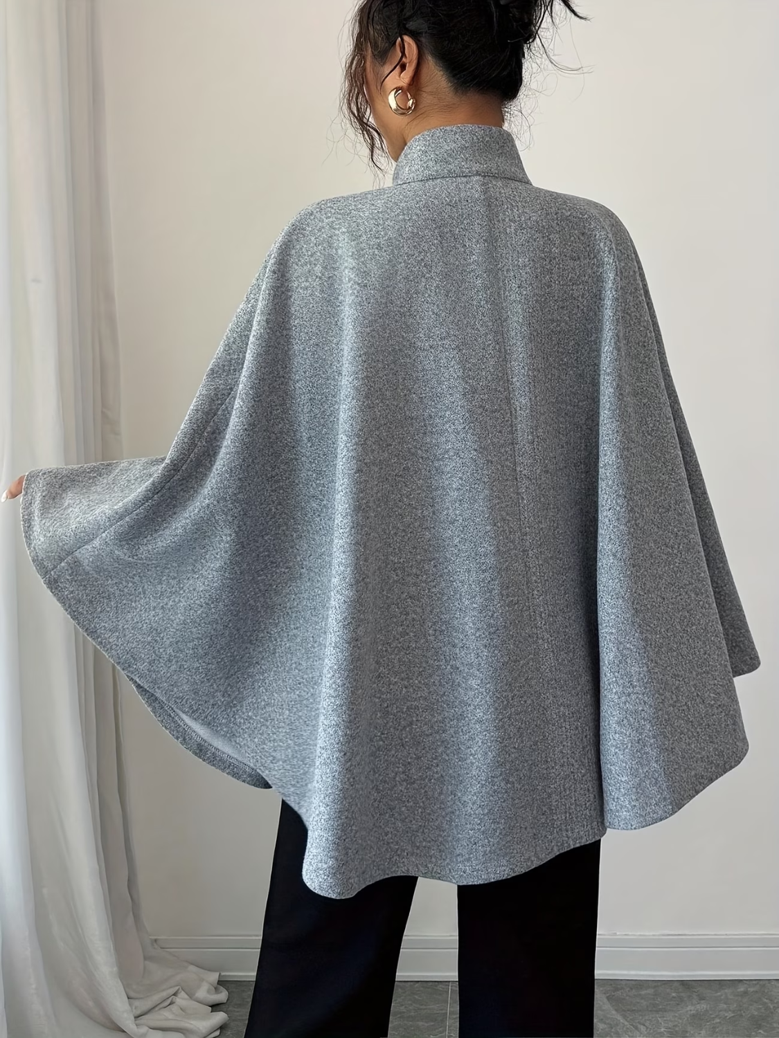 Casaco Poncho Evasê Estruturado com Cinto Faixa e Gola Alta Elegante – Geneva