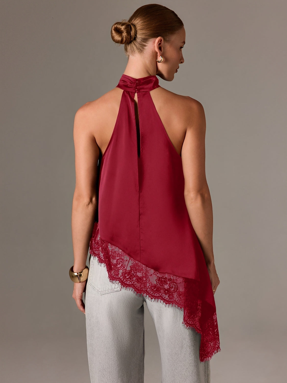 Blusa Halter Acetinada com Barra Assimétrica em Renda Delicada – Juma