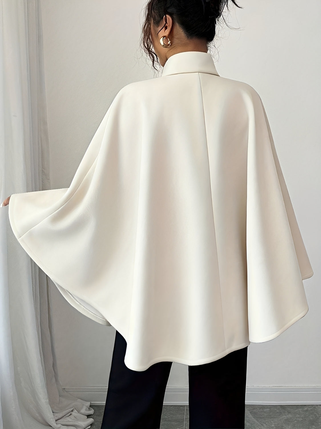 Casaco Poncho Evasê Estruturado com Cinto Faixa e Gola Alta Elegante – Geneva