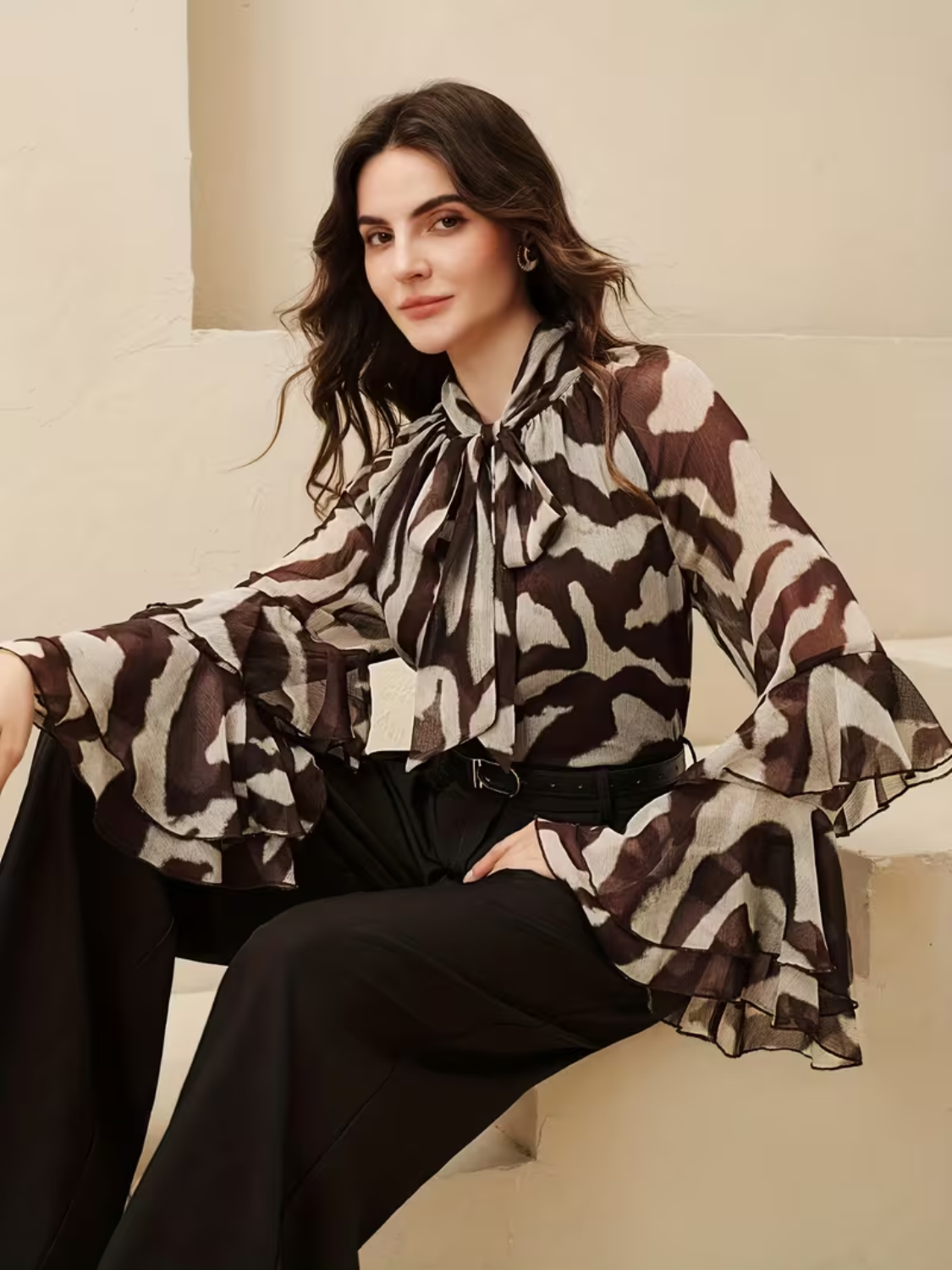 Blusa Chiffon Estampada com Gola Laço e Mangas em Camadas – Mari