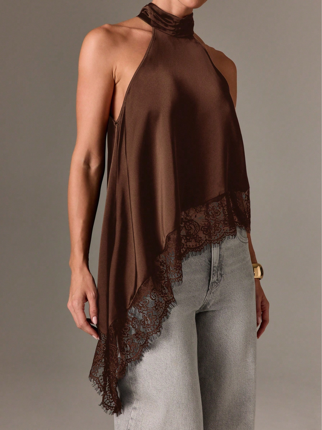 Blusa Halter Acetinada com Barra Assimétrica em Renda Delicada – Juma