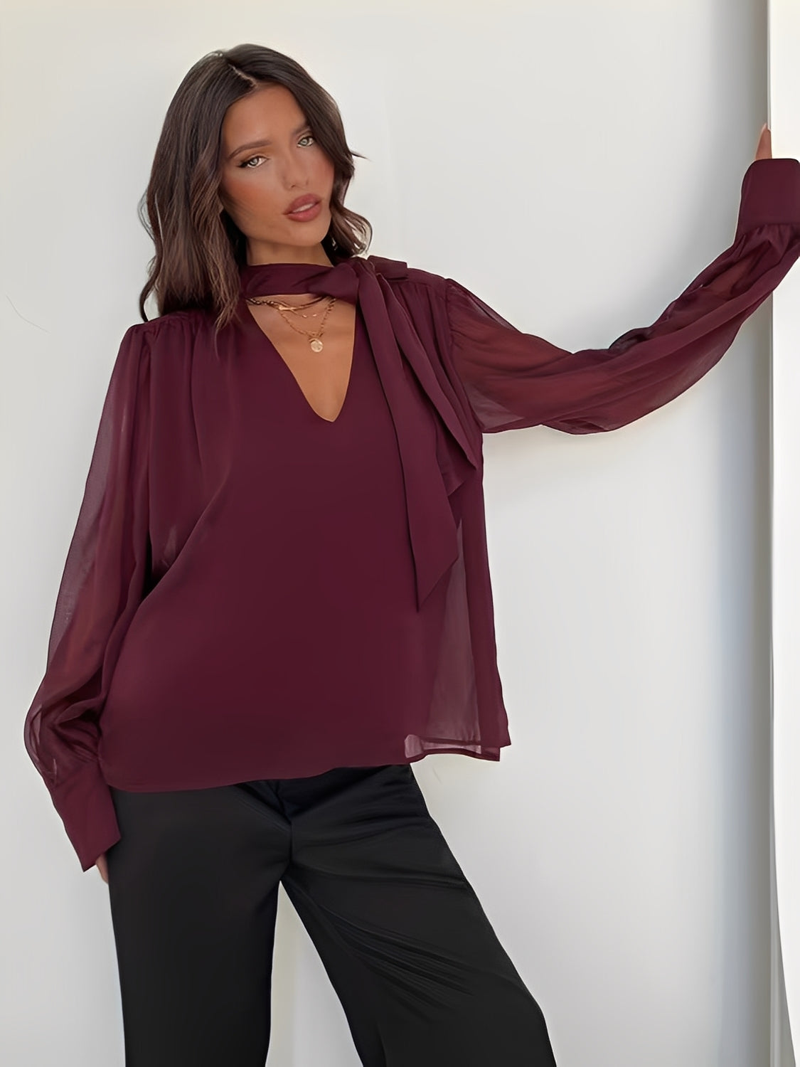 Blusa em Chiffon com Manga Bispo Gola Laço e Punhos Estruturados – Samira