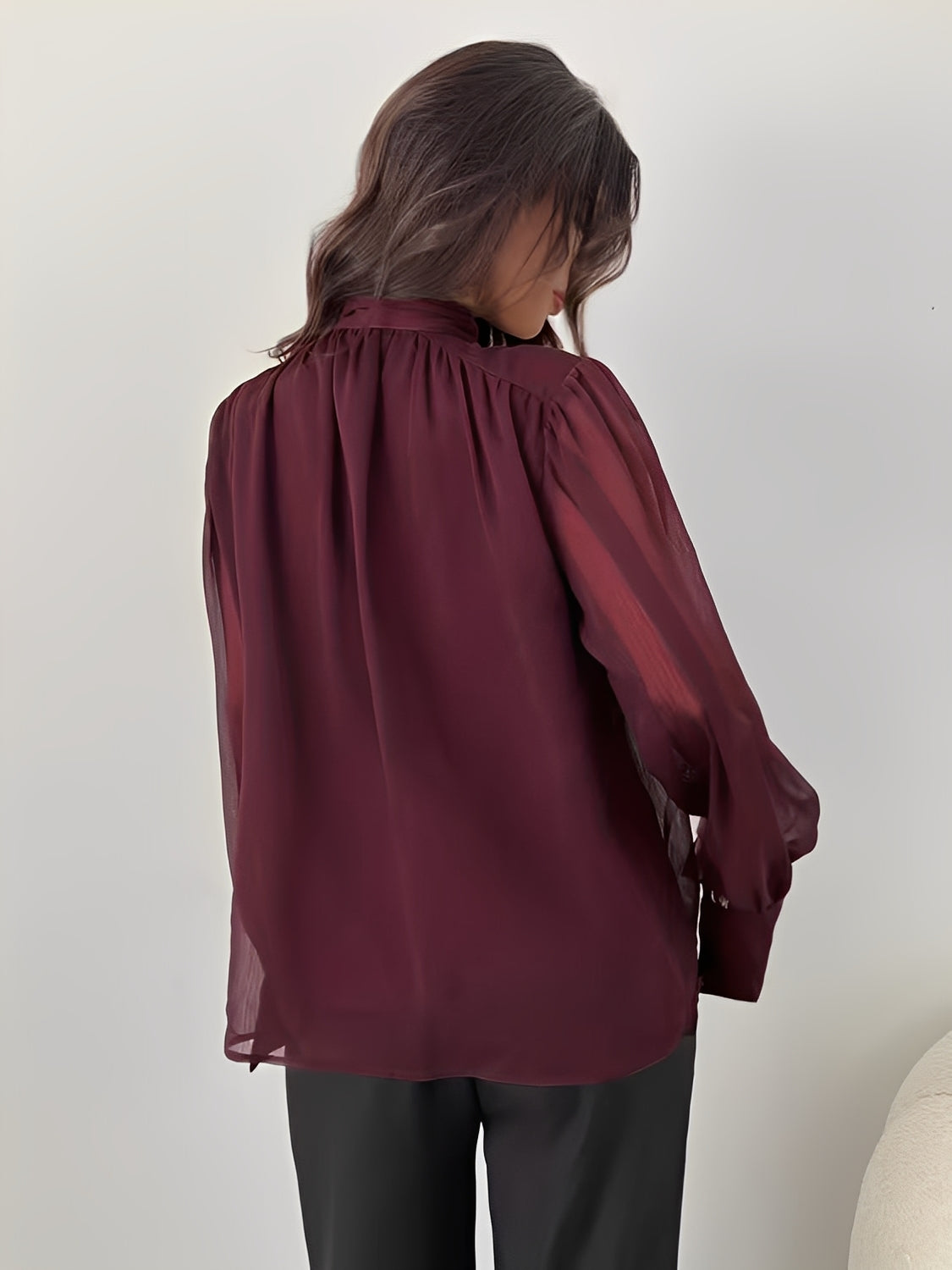 Blusa em Chiffon com Manga Bispo Gola Laço e Punhos Estruturados – Samira