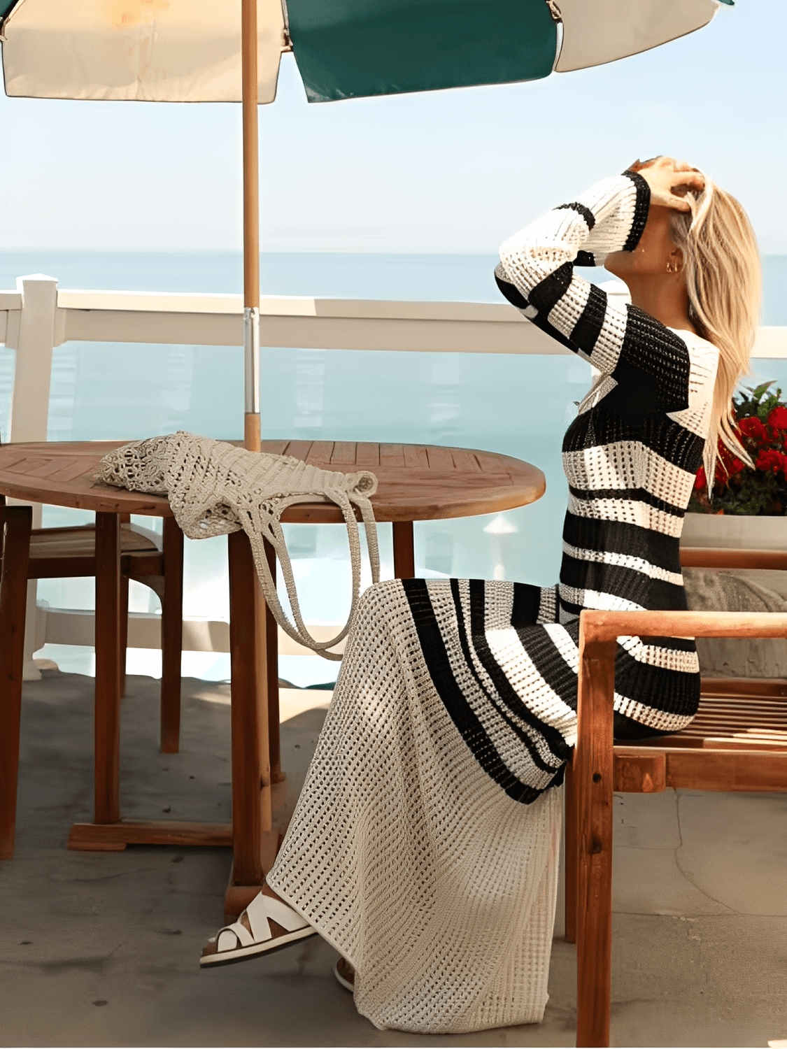 Vestido Longo em Tricô Bicolor Vazado Decote e Manga Longa Flare - Bianca